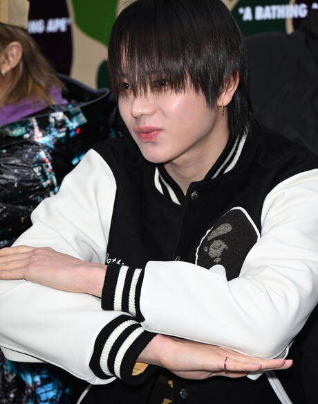 롱샷 오율, 베이프 도산 그랜드 오프닝 포토행사 참석…클래식 바시티 재킷으로 세련된 스트리트 감성 완성