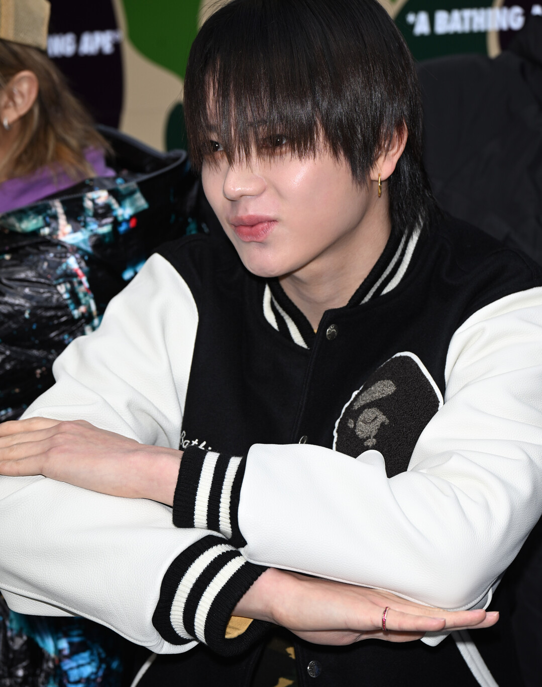 롱샷 오율, 베이프 도산 그랜드 오프닝 포토행사 참석…클래식 바시티 재킷으로 세련된 스트리트 감성 완성