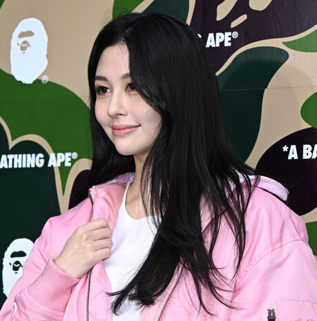 홍콩 모델·패션 인플루언서 아일라, 베이프 도산 그랜드 오프닝 포토행사 참석…핑크 BAPE MA-1으로 청순 걸크러시 완성