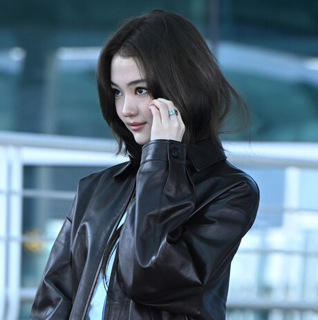 미야오 엘라, 공항도 런웨이... 다크 브라운 레더 재킷·와이드 데님 코디 '시선 강탈' 