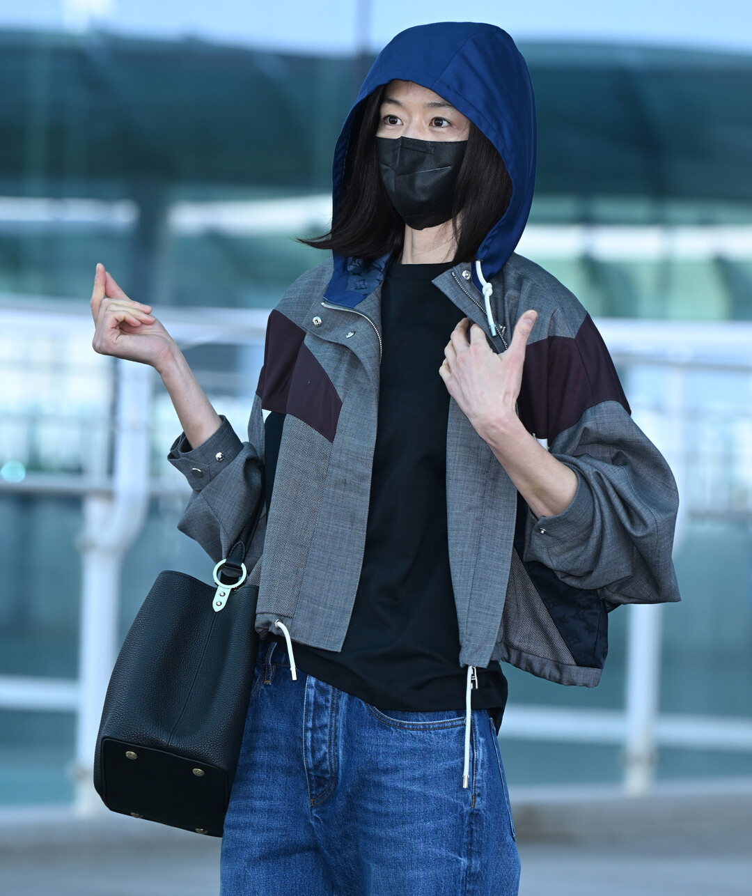 전지현, 후드 속에서도 빛나는 