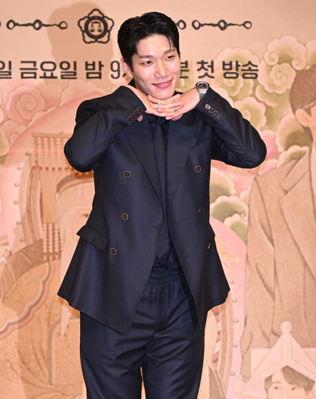 김경남, '신이랑 법률사무소' 제작발표회서 네이비 더블 브레스티드 수트로 강렬한 카리스마 발산