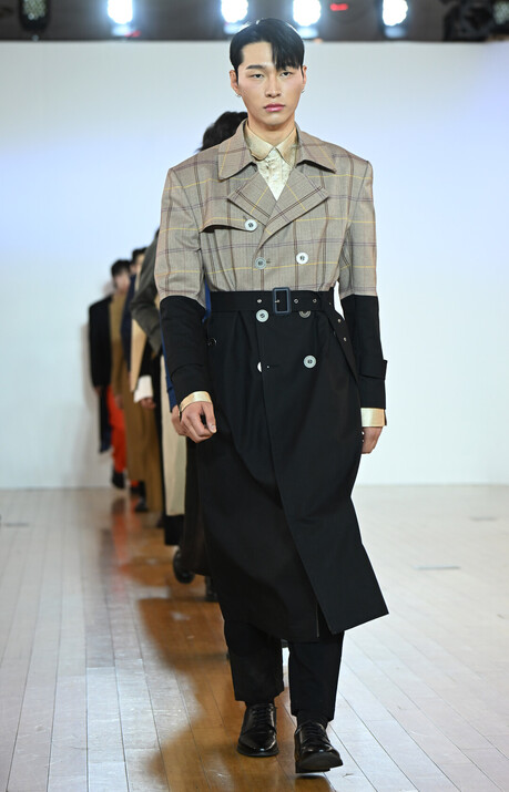 더블유옴므(W HOMME), 과잉 없는 남성복의 정수를 런웨이에 새겨