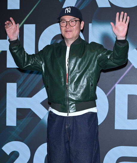 이현우, 그린 레더 봄버로 패션위크 포토월 장악…"세련된 스트리트 감성"