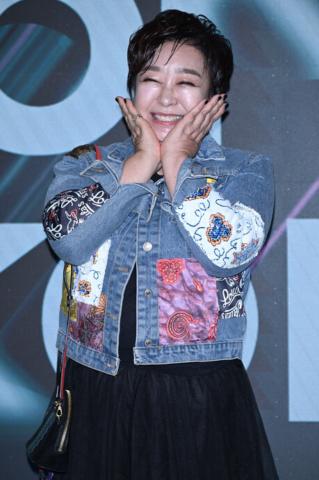 혜은이, 패치워크 데님 재킷으로 패션위크 포토월 장악…"시대를 초월한 자유로운 감성"