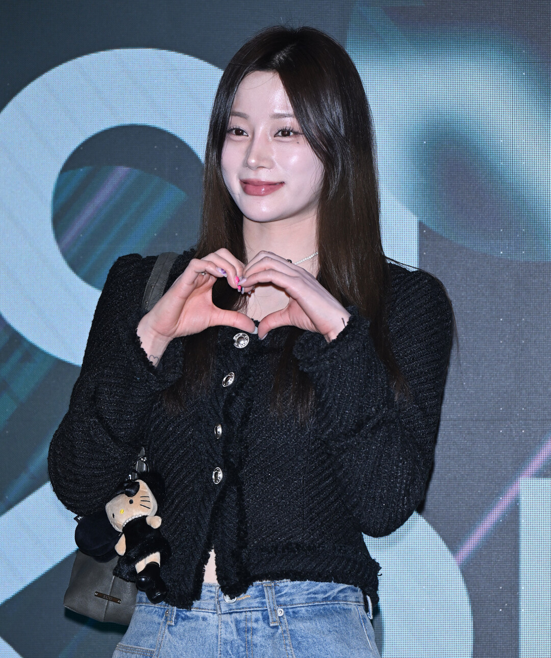 권아린, 블랙 트위드 재킷에 와이드 데님으로 세련된 캐주얼 완성