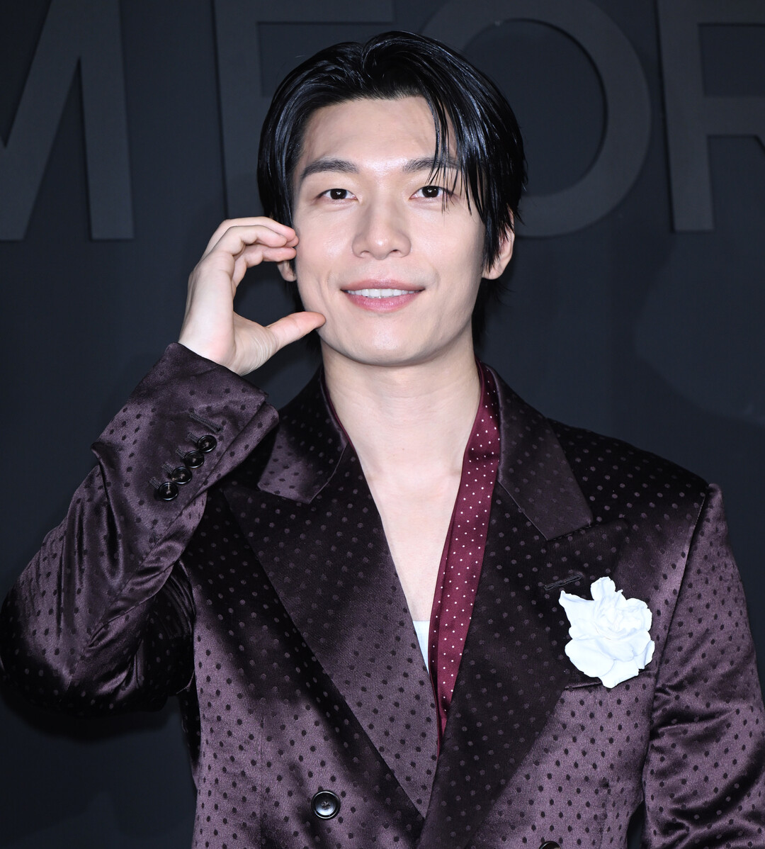 위하준, 톰 포드 뷰티 행사서 버건디 벨벳 수트로 압도적 카리스마