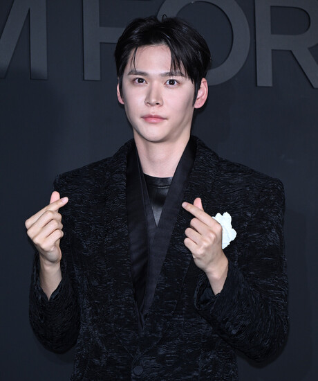 라이즈 은석, 톰 포드 뷰티 행사서 블랙 크링클 벨벳 수트로 다크 감성 완성