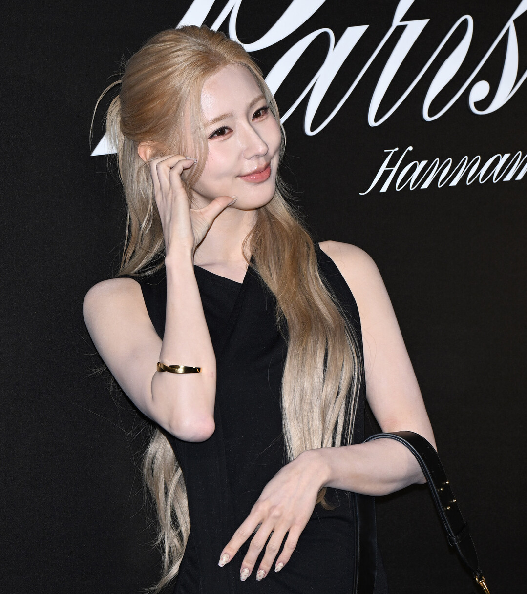 아미 파리 한남 플래그십 스토어 오픈 행사 참석한 아이들 미연, 여왕의 행차!