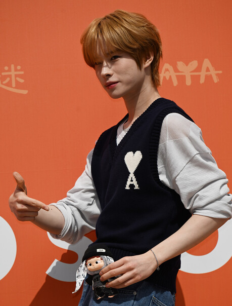 투어스 경민, 해이원 오픈 행사서 '캠퍼스 룩' 완성