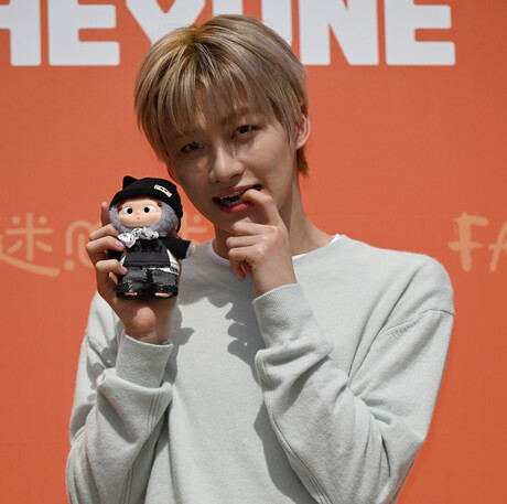 투어스 지훈, 해이원 오픈 행사서 '민트 무드' 완성...미니멀 스웨트셔츠로 청량미 발산