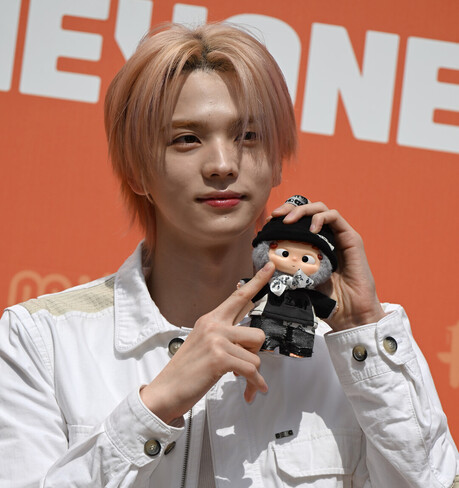 투어스 신유, 해이원 오픈 행사서 '올 화이트 무드' 완성...핑크 헤어로 존재감 극대화