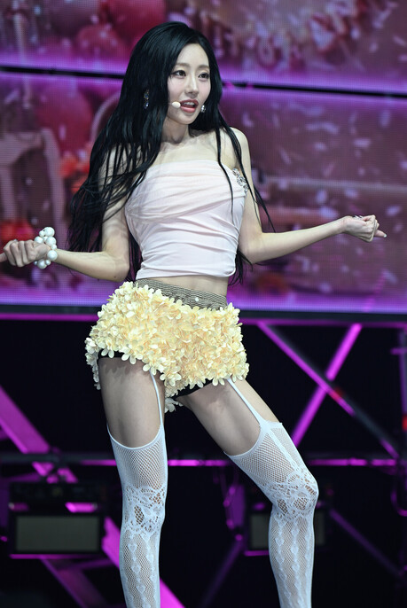 키스 오브 라이프 쥴리, 쇼케이스서 꽃 장식 미니스커트로 청순·섹시 동시 공략