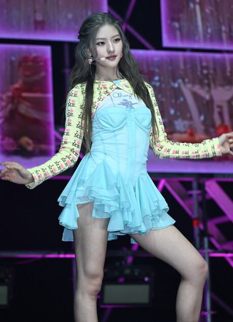 키스 오브 라이프 하늘, 쇼케이스서 베이비 블루 러플 드레스에 엘로 로고 볼레로 레이어드로 팝 감성 폭발