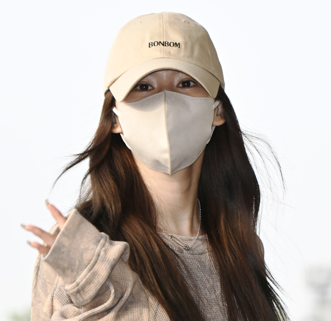 사나, 공항도 런웨이…베이지 톤온톤 