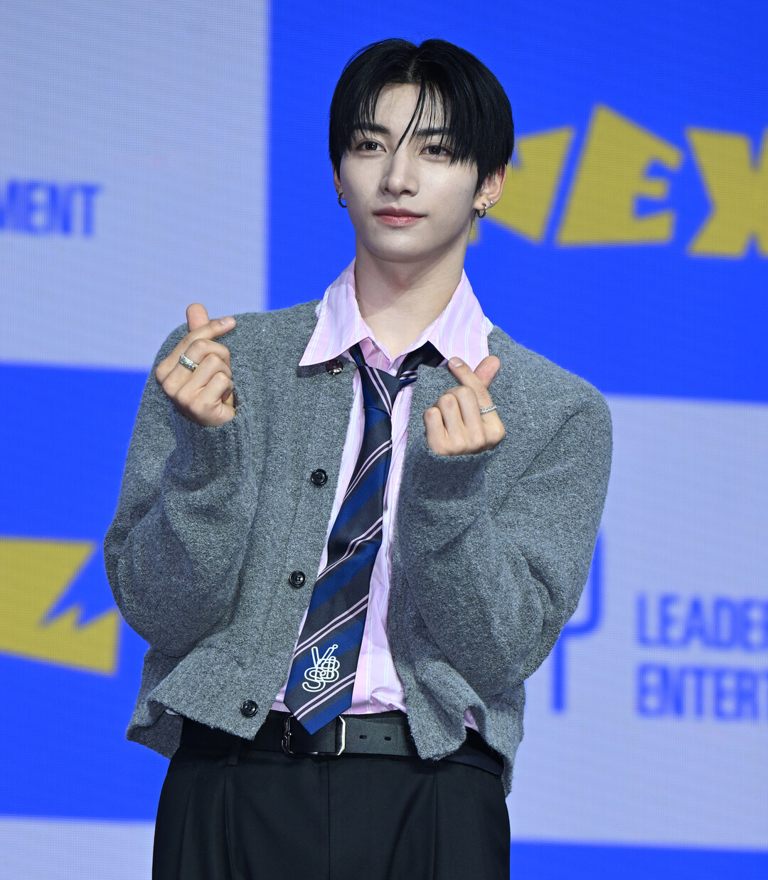 넥스지 유우, 단정함 속 반전 매력…쇼케이스 패션 눈길