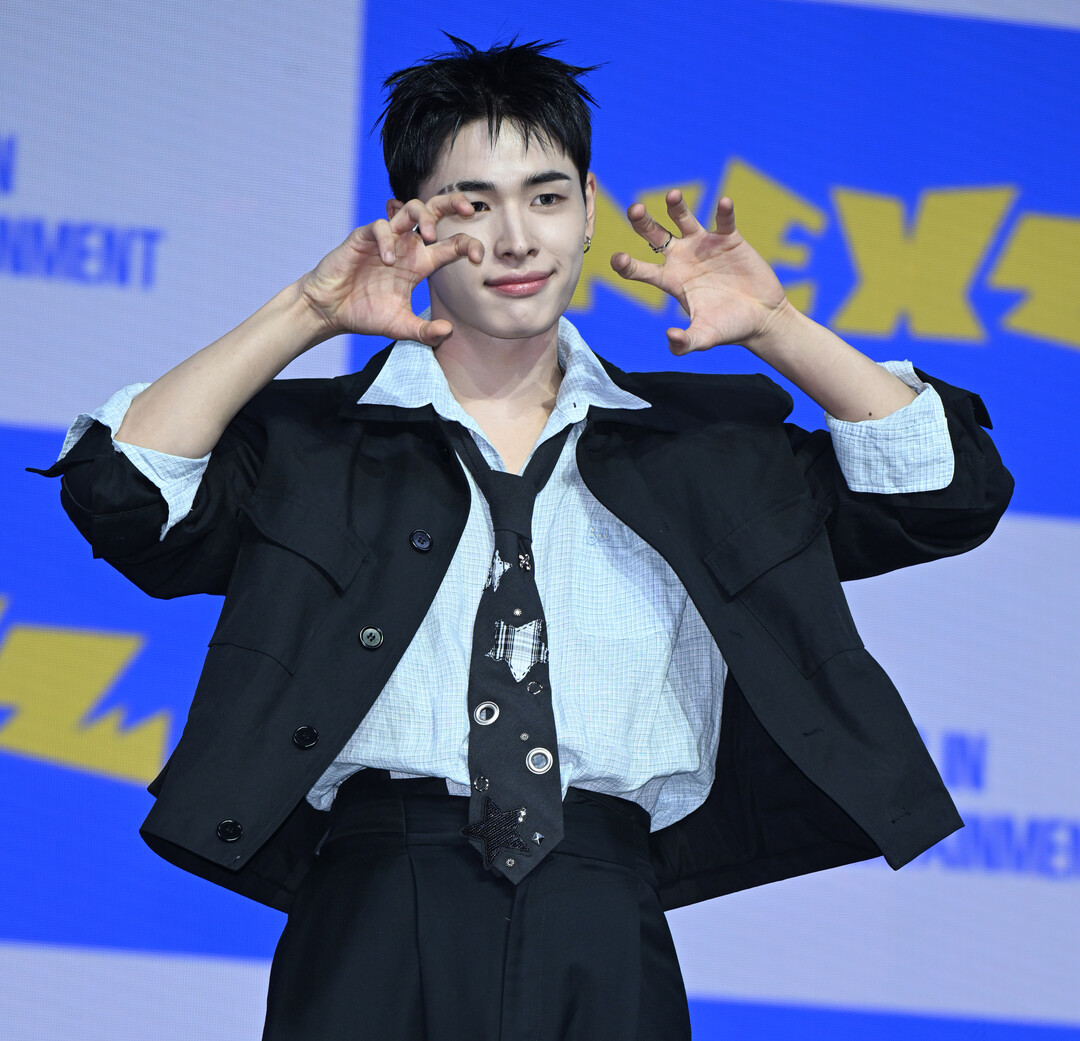 넥스지 하루, 블랙 온 블랙 강렬한 존재감…쇼케이스 장악한 