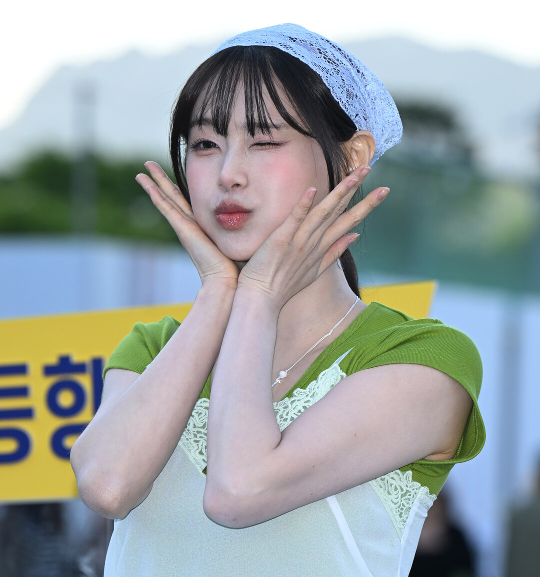 화이트 레이스에 그린 포인트… 가수 츄, 봄날의 레고 광장을 물들이다