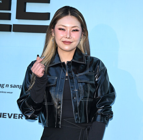 래퍼 치타, '2026 서울패션로드@서울숲' 포토콜 참석…블랙 레더 재킷에 체인백으로 완성한 힙합 퀸의 위엄