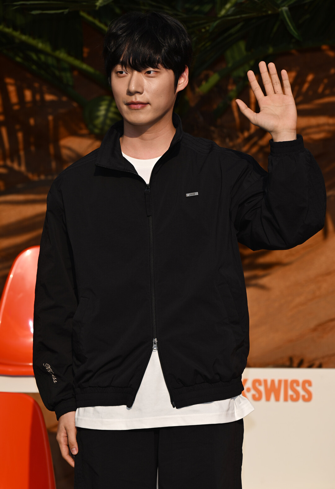 스크린 밖에서도 빛나다… 배우 윤재찬, K-SWISS 성수 플래그십 포토월 압도적 존재감