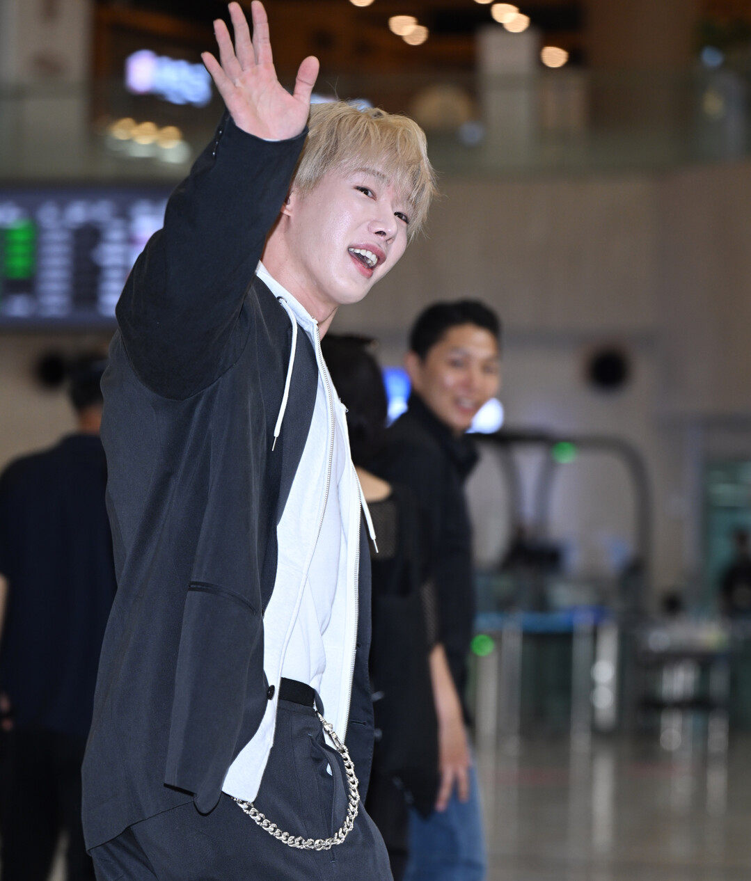 원호, 블랙 레이어드 룩+블론드 헤어로 완성한 