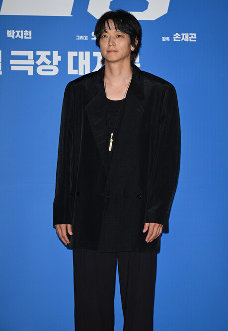 강동원, 올블랙 벨벳 수트로 완성한 '다크 엘레강스'… 와일드씽 시사회 압도적 존재감