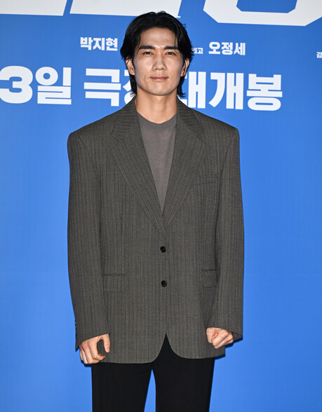 엄태구, 그레이 핀스트라이프 오버사이즈 재킷으로 '시크한 존재감'… 와일드씽 시사회 압도