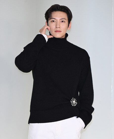 지창욱, 샤넬 2026 공방 컬렉션 서울 쇼서 블랙&화이트 대비 룩으로 강렬한 존재감