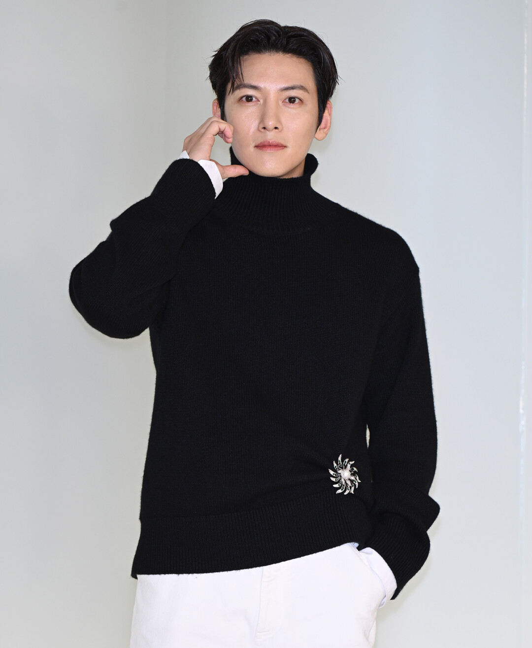 지창욱, 샤넬 2026 공방 컬렉션 서울 쇼서 블랙&화이트 대비 룩으로 강렬한 존재감