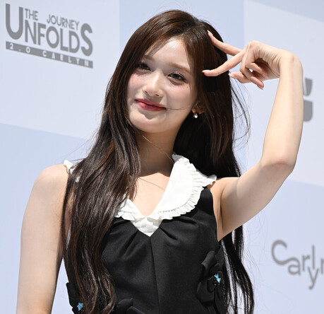 이서, 블랙 플라워 미니드레스로 '다크 로맨틱' 매력 발산…칼린 홍대 오픈 행사 빛내