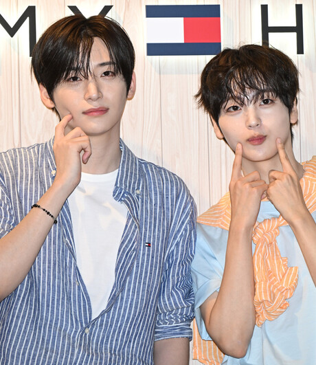 크래비티 정모·형준, 타미힐피거 팝업 행사 참석…블루 스트라이프로 완성한 청량한 여름