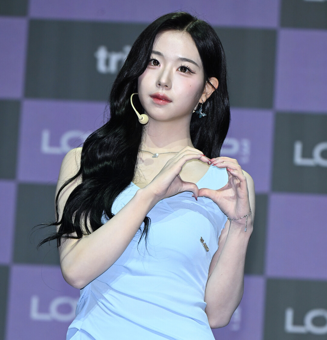 트리플에스 김채연, 파우더 블루 슬립 드레스로 시크한 우아함 완성