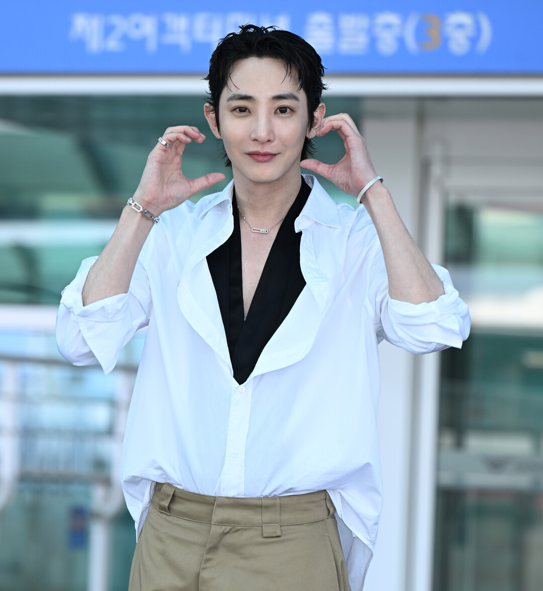 이수혁, 메시카 앰버서더로 홍콩 이벤트 참석차 출국…공항서도 빛난 압도적 존재감