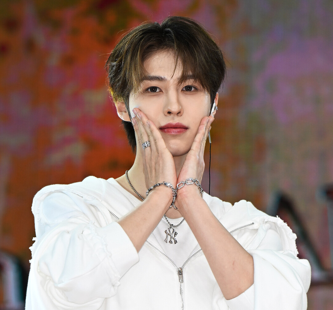 이펙스 에이든, 올 화이트 오버사이즈 후디 세트업에 실버 주얼리 레이어링… 단아한 비주얼 속 감각적 포인트