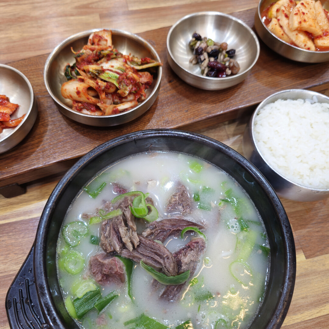 [이 맛] 뽀얀 국물 속 천년의 이야기... 일산 라페스타 '신재우 명인 설렁탕'이 전하는 한 그릇의 가치