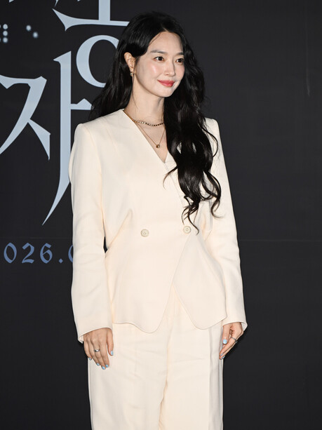 신민아, 화이트 더블 브레스티드 수트로 단아한 존재감…영화 '눈동자' 언론시사회 참석