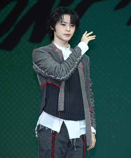온앤오프(ONF) 효진, 강렬한 록 사운드의 타이틀곡과 어울리는 디스트로이드 룩으로 압도적인 매력 과시