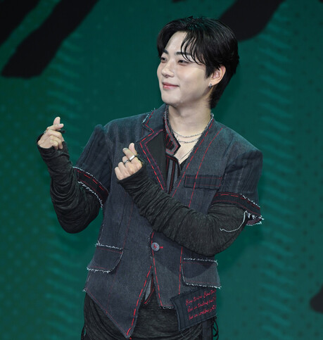 온앤오프(ONF) 이션, 록 사운드의 타이틀곡과 호응하는 다크하고 해체적인 무드의 스타일링! 