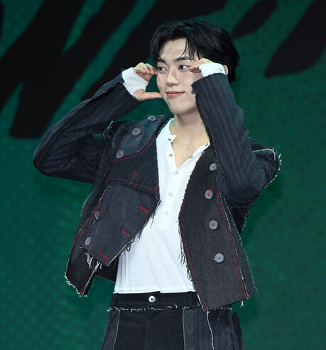 온앤오프(ONF) 민균, 화이트와 블랙의 대비가 돋보이는 레이어드 룩으로 환한 미소와 함께 포토타임 빛내