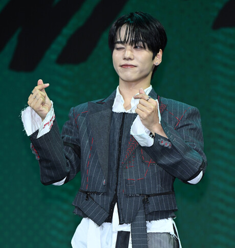 온앤오프(ONF) 유토, 그레이 톤의 핀스트라이프 패턴 재킷을 해체적으로 재구성한 룩으로 시선을 끌어