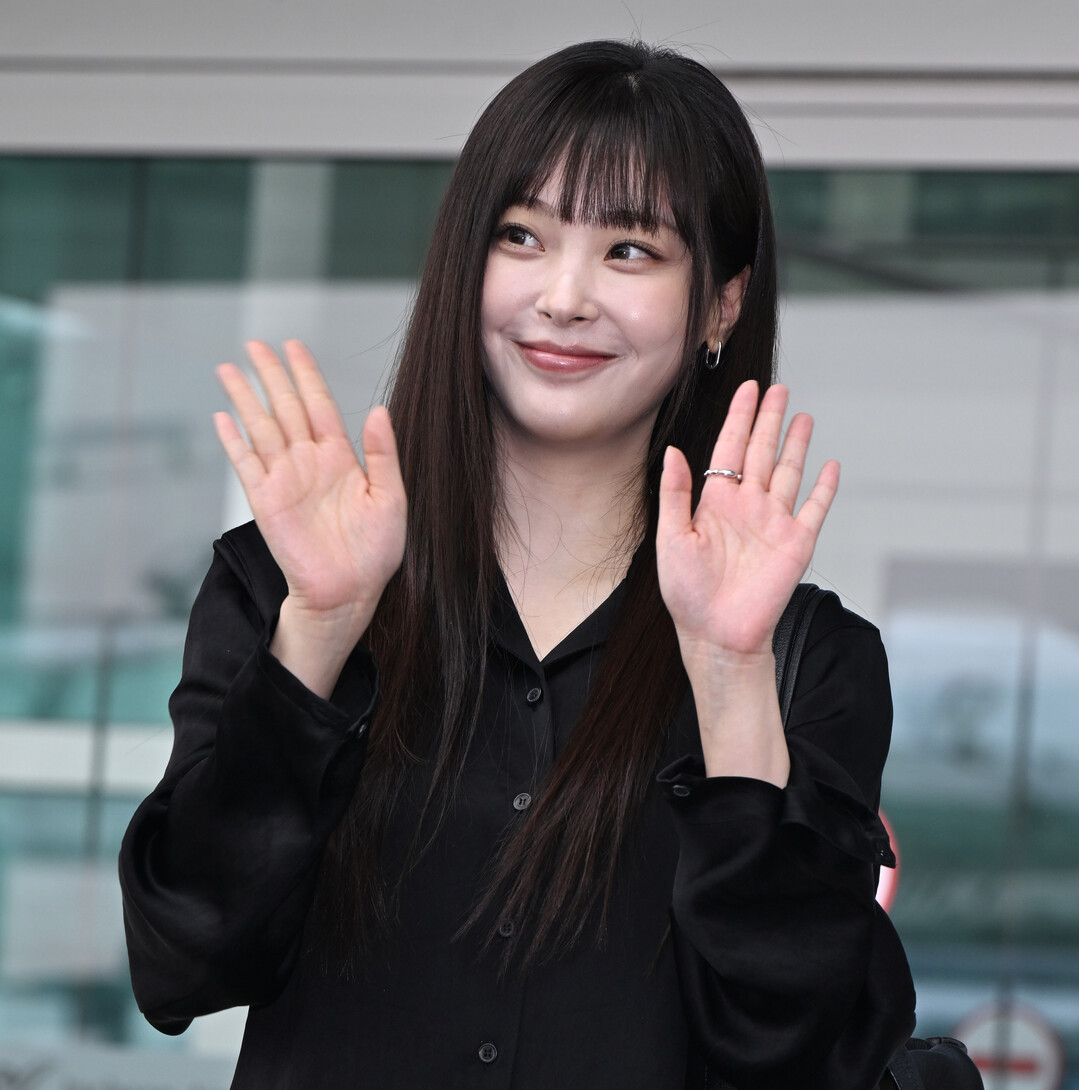 최희진, 올 블랙 시퀀스 룩으로 파리 향해 출국…우아한 공항 패션 눈길