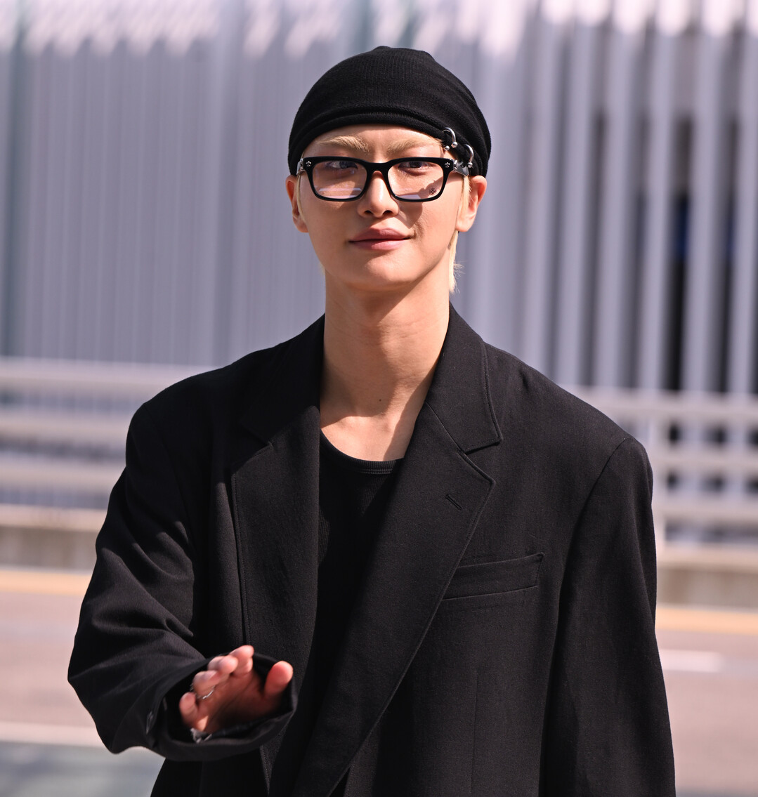 에이티즈 성화, 올 블랙 아방가르드 룩으로 파리 출국…강렬한 존재감 발산