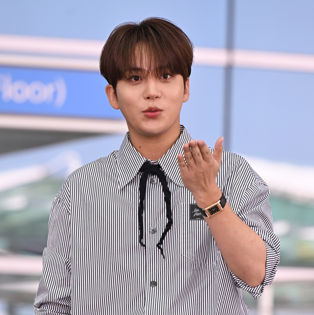 에이티즈 종호, 아미 파리 스트라이프 셔츠로 파리 향해 출국…상큼한 공항 패션 눈길