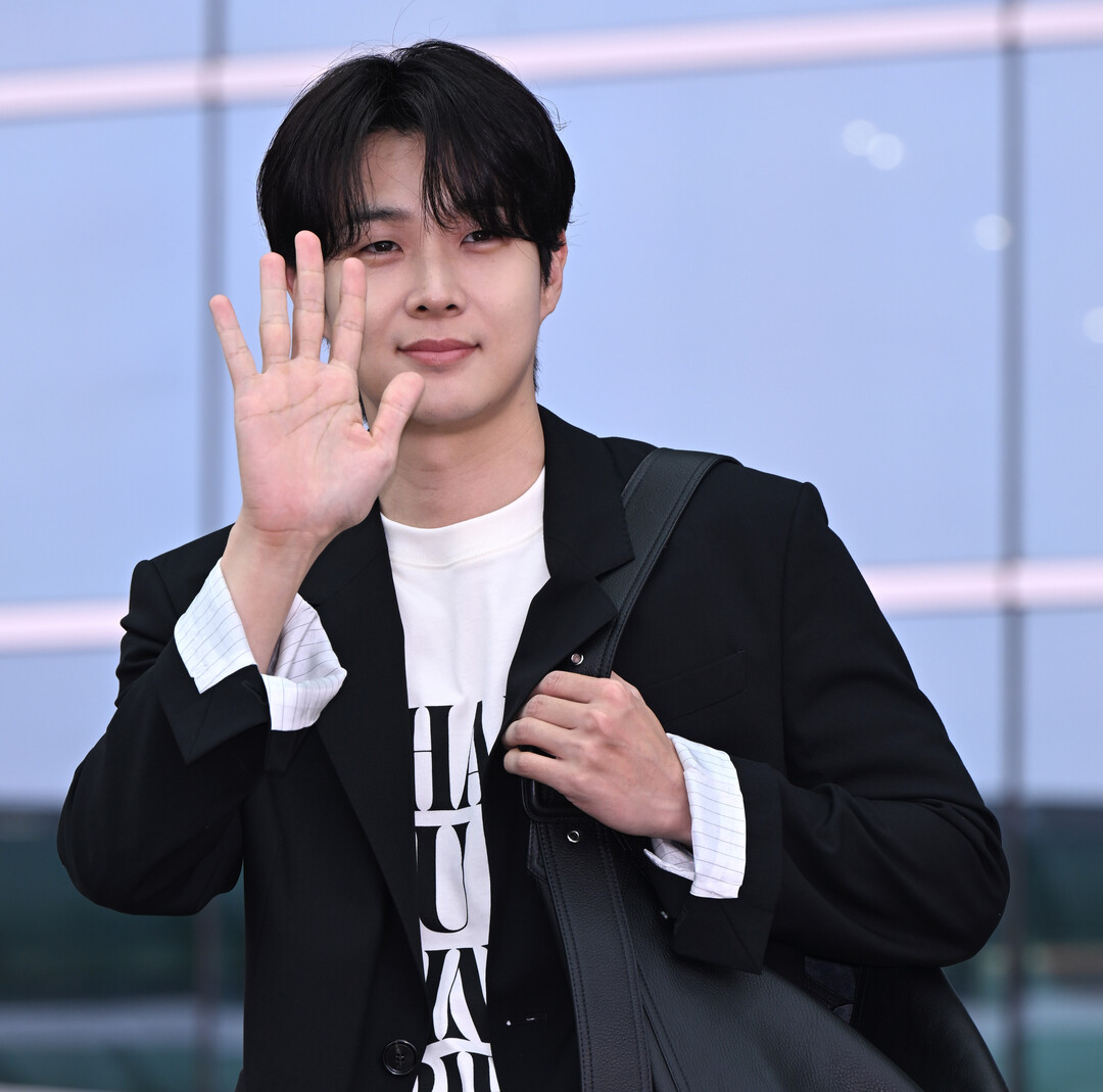 아미 앰버서더 최우식, 블랙 블레이저에 와이드 데님으로 파리 출국…여유로운 공항 패션