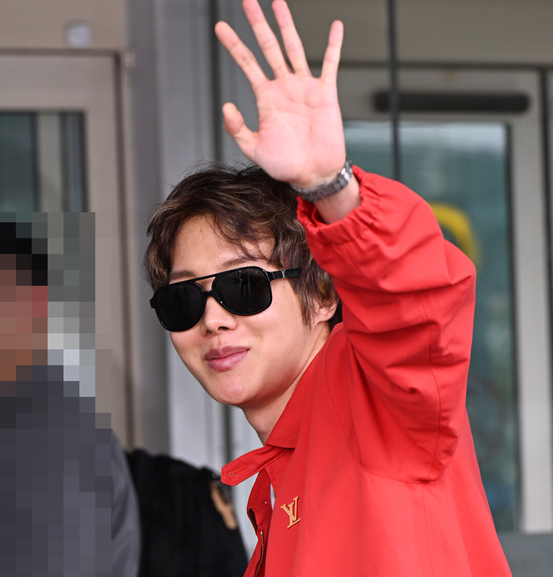 BTS 제이홉, 루이 비통 레드 재킷으로 공항 장악…파격적 슬리퍼 룩까지