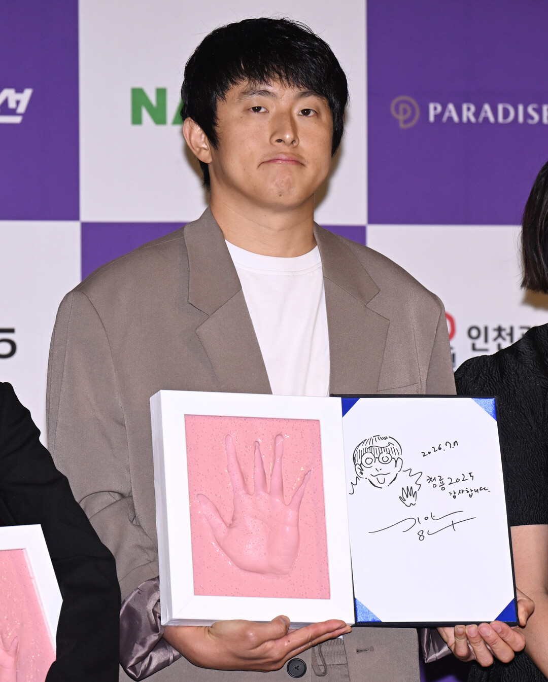 [청룡핸드프린팅] 기안84, "올 때마다 신기하다"…남자예능인상의 소감