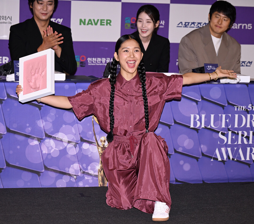 [청룡핸드프린팅] 미미, "선배님들과 손을 나란히, 그것만으로도 감사"