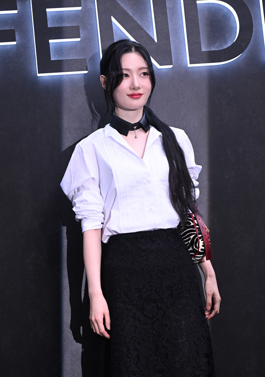 정채연, 화이트 블라우스와 레드 립으로 완성한 클래식 무드