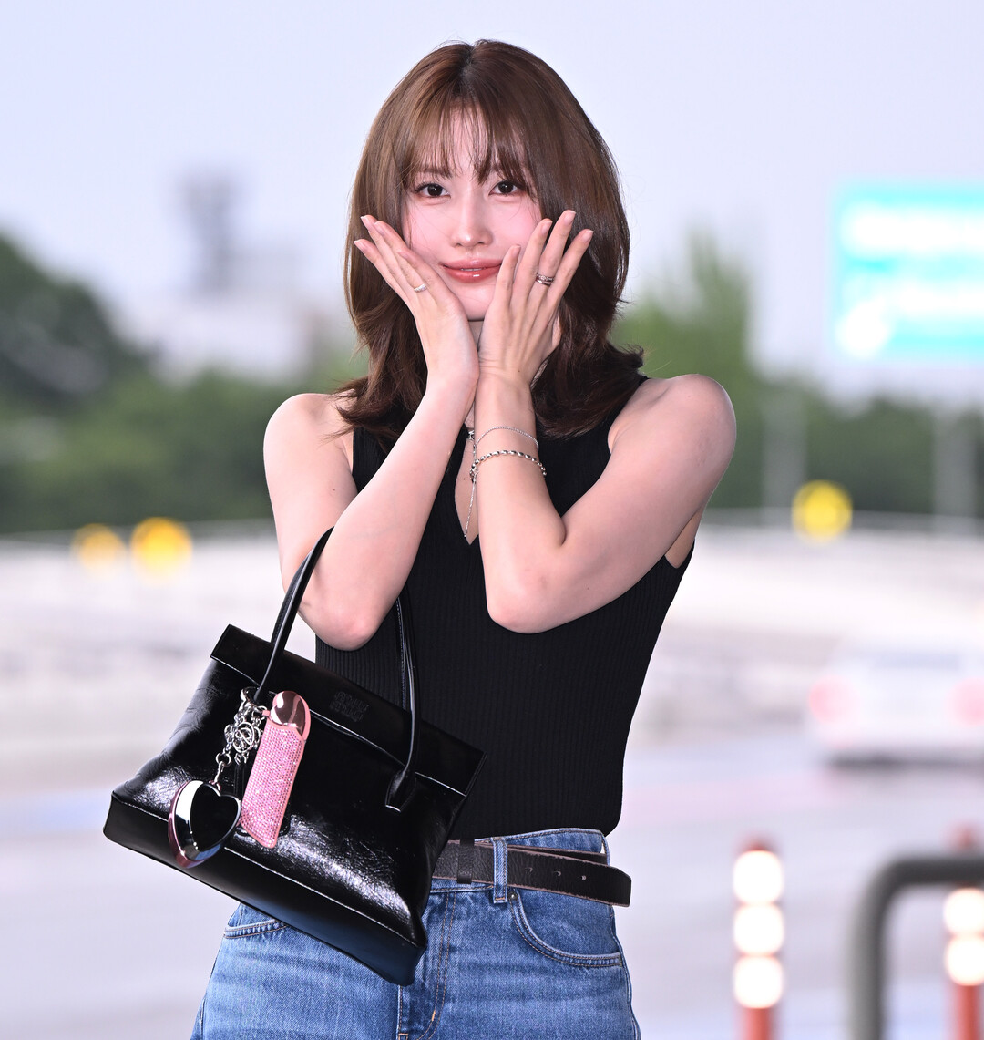 트와이스 모모, 청청룩으로 완성한 '데일리 공항패션'... 미니 참으로 힘 뺀 스타일링