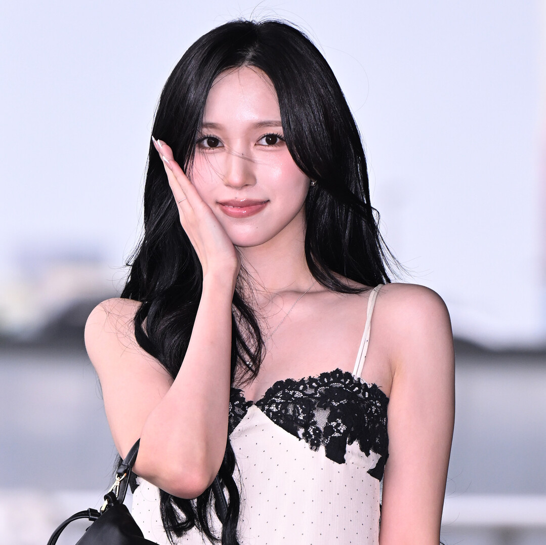 트와이스 미나, 공항 밝힌 '레이스 캐미솔 룩'... 청순美 제대로